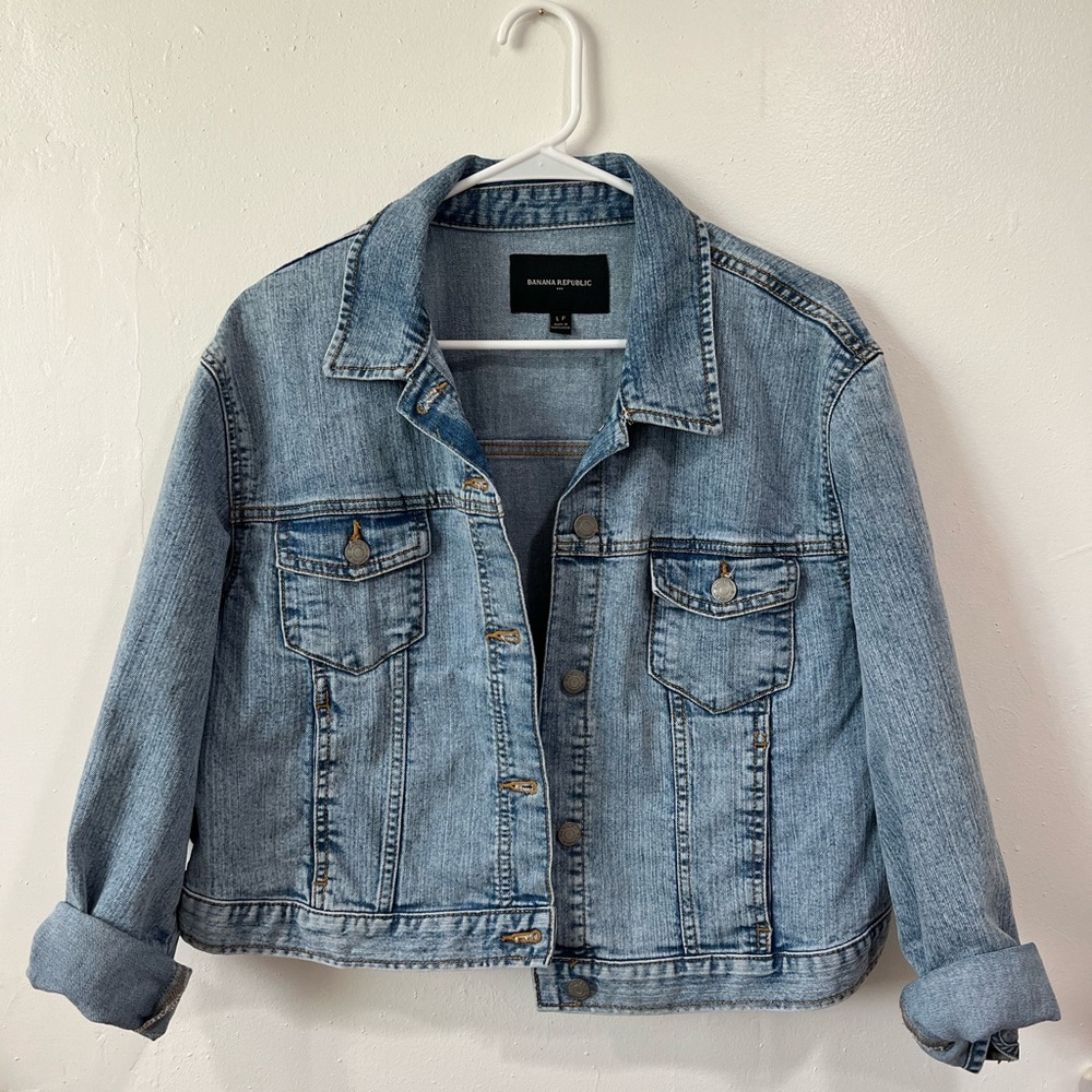 banana republic denim jacket 🤩